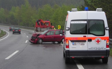 Fahrzeug quer über den ersten Fahrstreifen Fahrzeug quer über den ersten Fahrstreifen