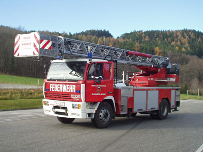 Drehleiter mit Korb
