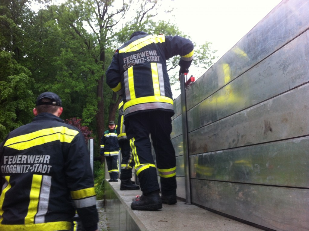 Aufbau mobiler Hochwasserschutz
