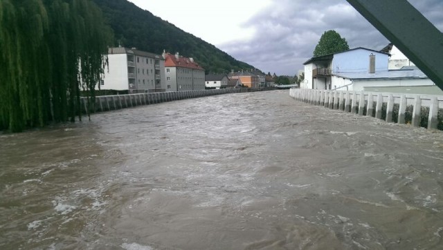 Die hochwasserführende Schwarza in Gloggnitz